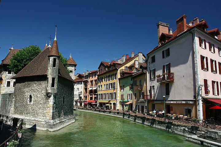 Private 2-hour Walking Tour of Annecy with official tour guide