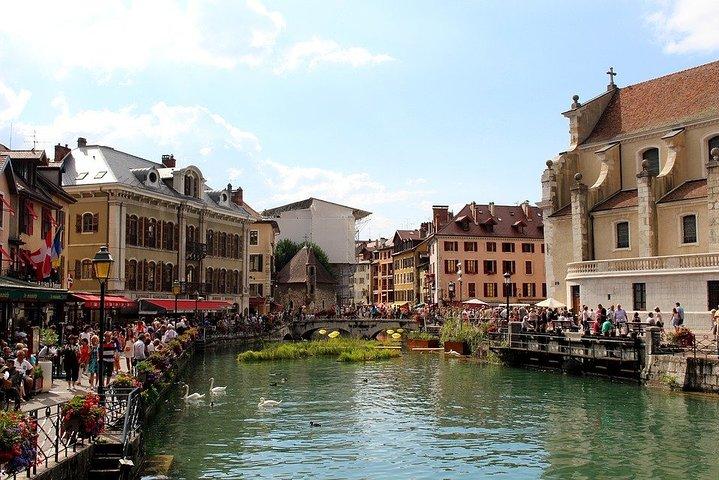 Private Full Day Tour of Perouges and Annecy from Lyon with Hotel pick-up