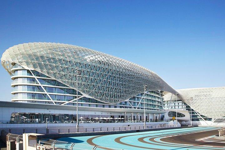 Private Transfer: Dubai Airport DXB to Abu Dhabi in Luxury SUV