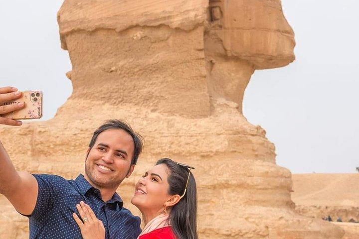 Cairo Private Day-Tour to Giza pyramids,Sphinx, Egyptian Museum & Bazaar+ Lunch