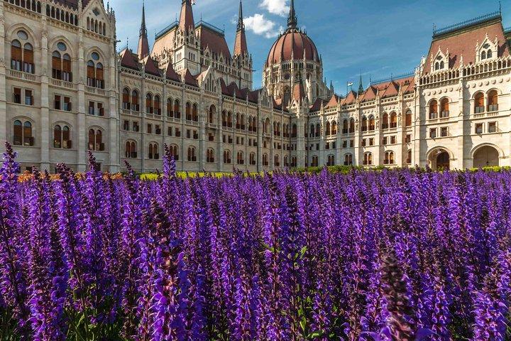 4 hours long private minivan tour in Budapest