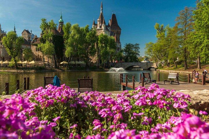 4 hours long private minivan tour in Budapest