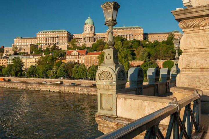 4 hours long private minivan tour in Budapest