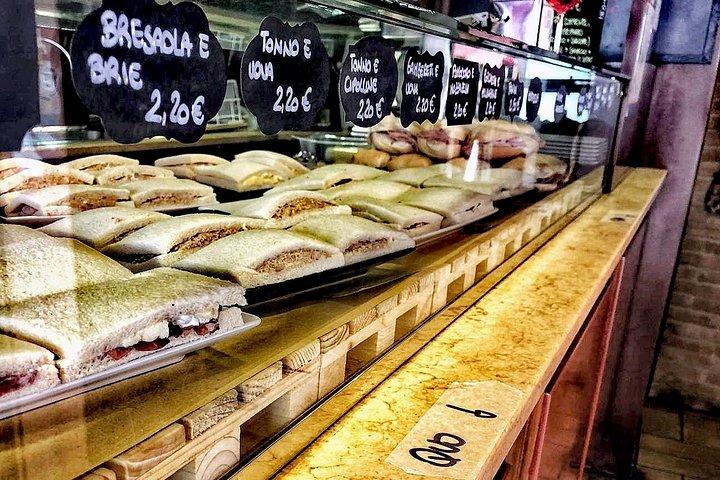 Brunetti's Venice: A Culinary Journey Through Leon's Mysteries