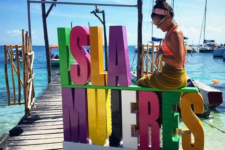 Tour in a Catamaran to Isla Mujeres with all included for the best price!