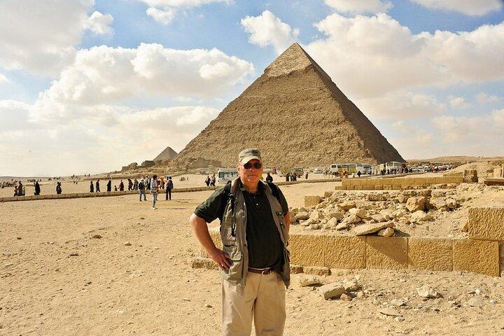 Layover tour to Giza pyramids, Sphinx & Bazaar including Lunch