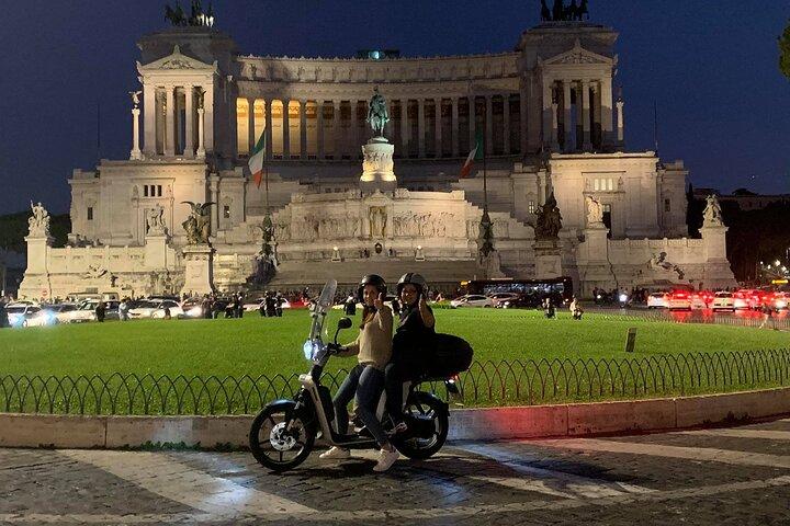 Rome By Night Tour and Pizza in high quality E-scooter!