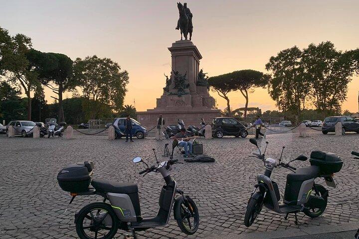 Rome By Night Tour and Pizza in high quality E-scooter!
