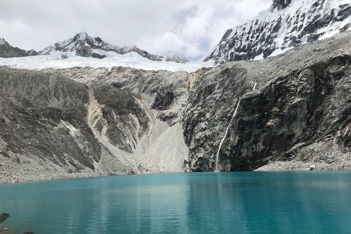 Trekking to Laguna 69
