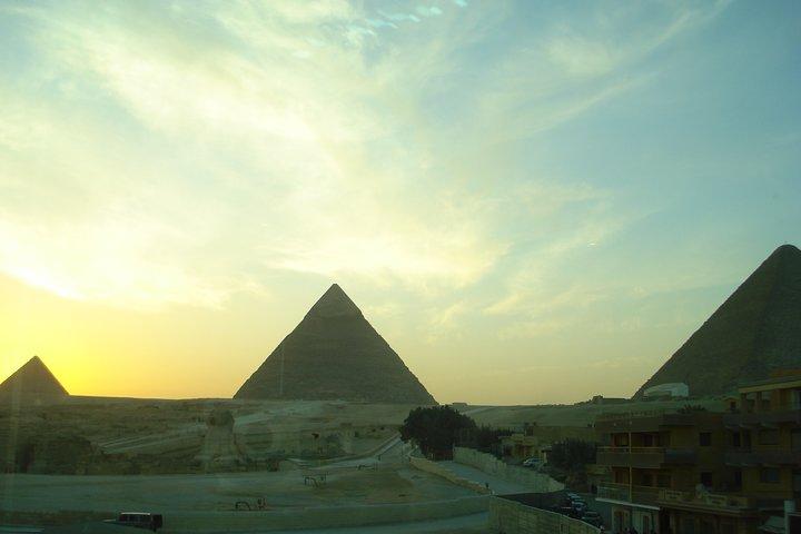 Full-Day Private Tour to Pyramids of Giza and Egyptian Museum