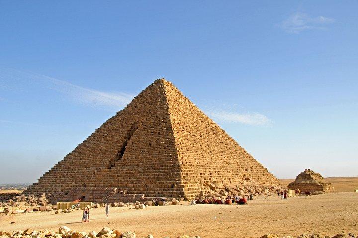 Full-Day Private Tour to the Giza Pyramids, Sphinx and Sakkara pyramids.