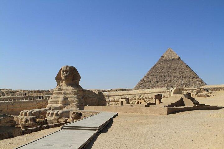 Full-Day Private Tour to the Giza Pyramids, Sphinx and Sakkara pyramids.