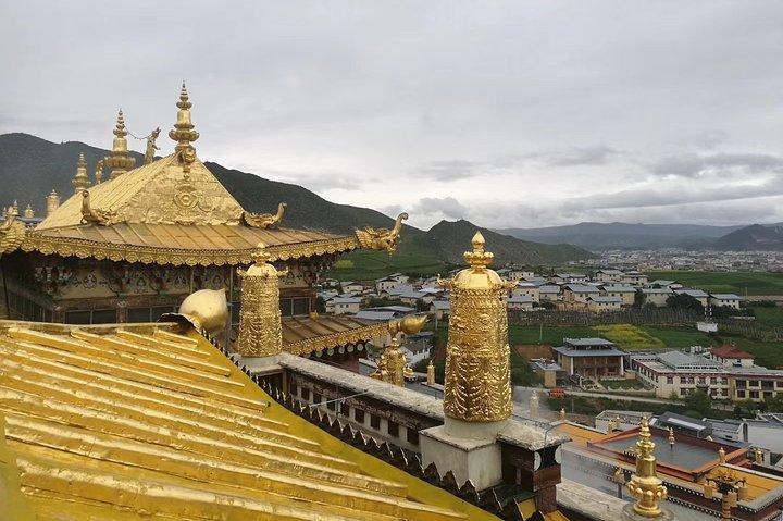 Private Overnight Tour to Tiger Leaping Gorge and Shangri-La from Lijiang