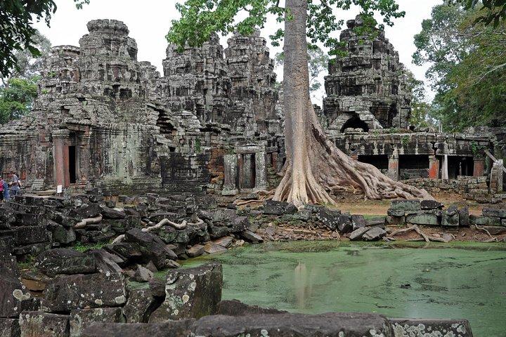 Guided Private A/C vehicle Tour Angkor Wat and Small Circle and Five Extras