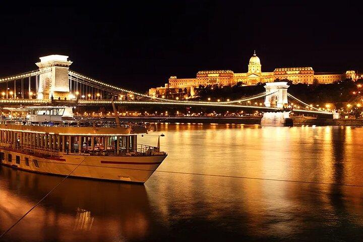Budapest Christmas Markets Private Tour and Danube Evening Cruise