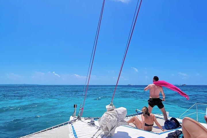 Catamaran to Isla Mujeres, Open bar, buffet, Beach Club Included