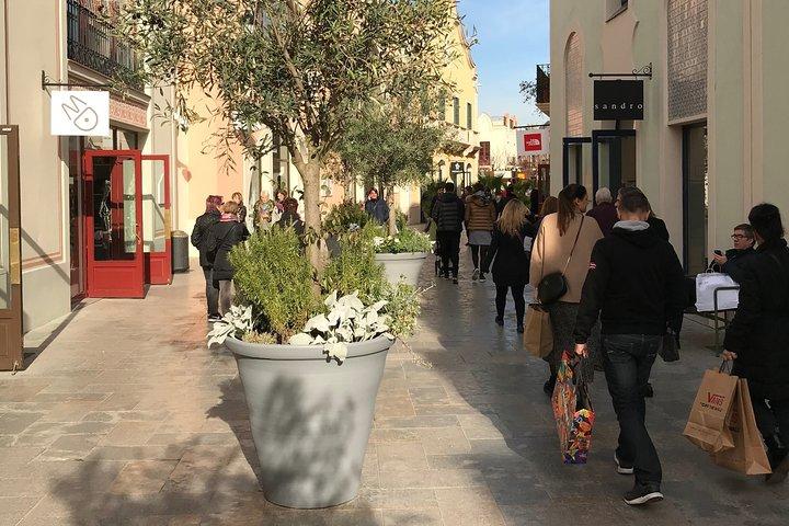 La Roca Village: private Round-Trip Transfer
