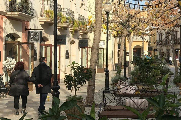 La Roca Village: private Round-Trip Transfer