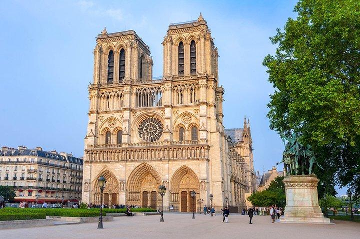 Arrival Transfer from Paris Airport CDG to Paris in Private Car
