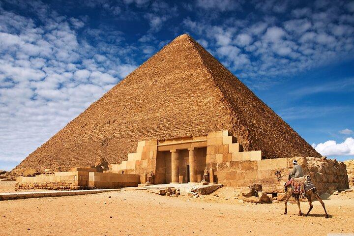 Private tour to Giza Pyramids and Dinner Nile Cruise