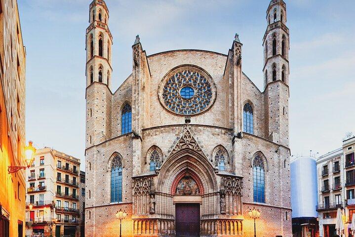 Bar Crawl in Barcelona with Spanish Wines, Vermut, Cold Beer and Tapas