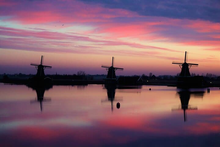 Small-Group Tour to Windmills & Giethoorn with boat tour
