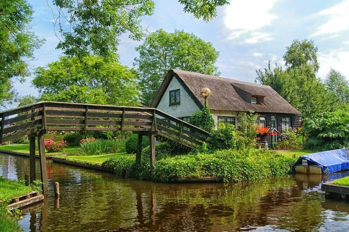 Small-Group Tour to Windmills & Giethoorn with boat tour