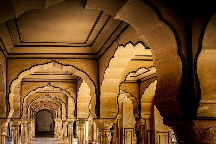 Jaipur: Tour the Magnificent Amber Fort with Private Transfer