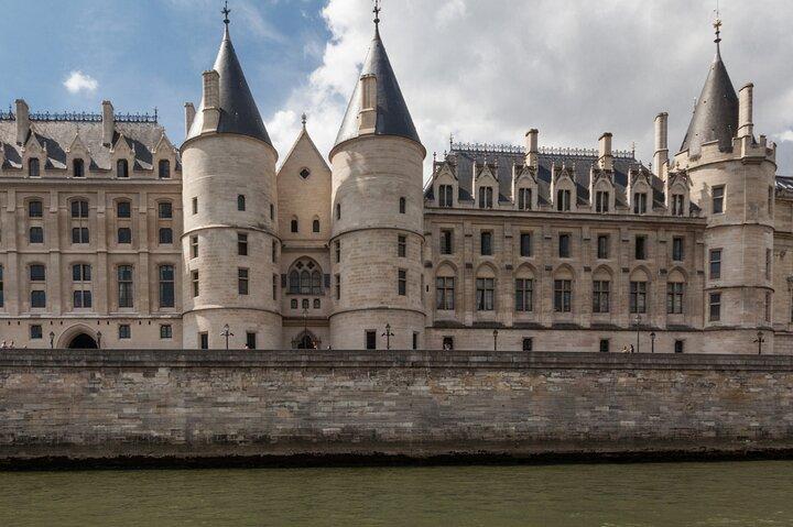 Paris Scavenger Hunt and Best Landmarks Self Guided Audio Tour
