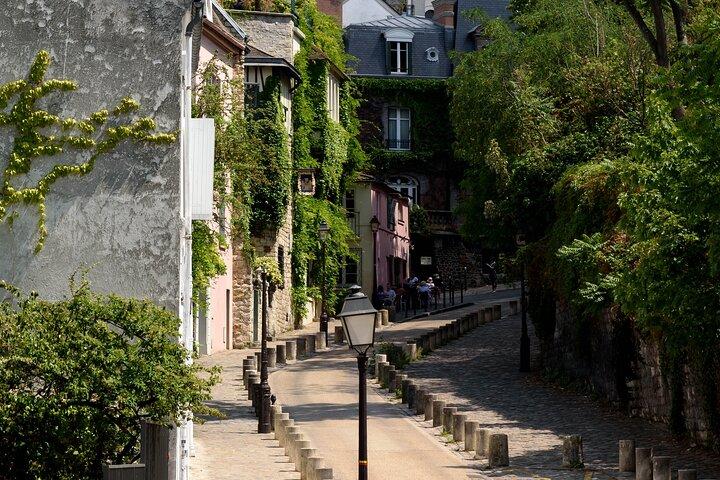 Montmartre’s heritage with specialties tasting Private Tour
