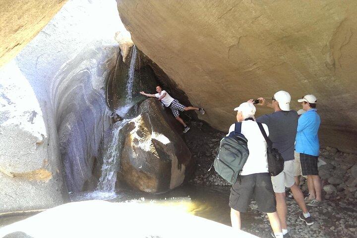Indian Canyons Hiking Tour by Jeep from Palm Desert