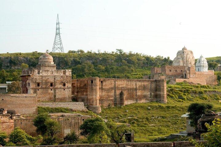 From Lahore: Katas Raj Temple, Khewra Salt Mines & Kalar Kahar Day Trip