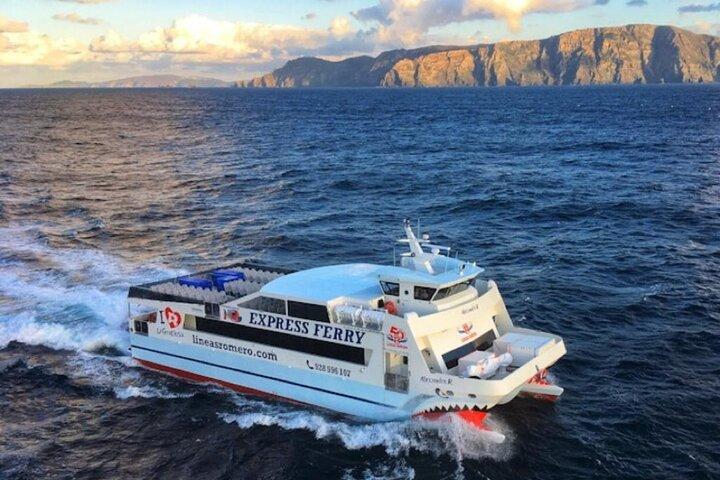 La Graciosa at your leisure (bus transfer and return ferry ticket)