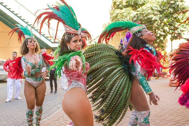 Carnaval Experience: Backstage Tour at Samba City with Cocktail