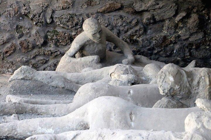 Small-Group Tour in Pompeii with a Real Archeologist, ticket included