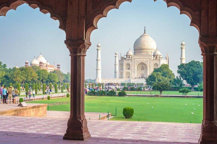 Sunrise Taj Mahal Tour with Agra Fort and Fatehpur Sikri
