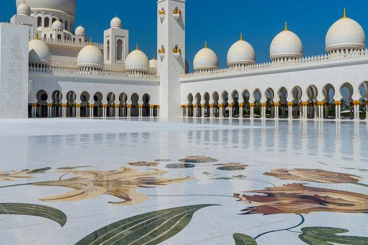 Semi-Private Abu Dhabi Guided Cultural Tour with Lunch