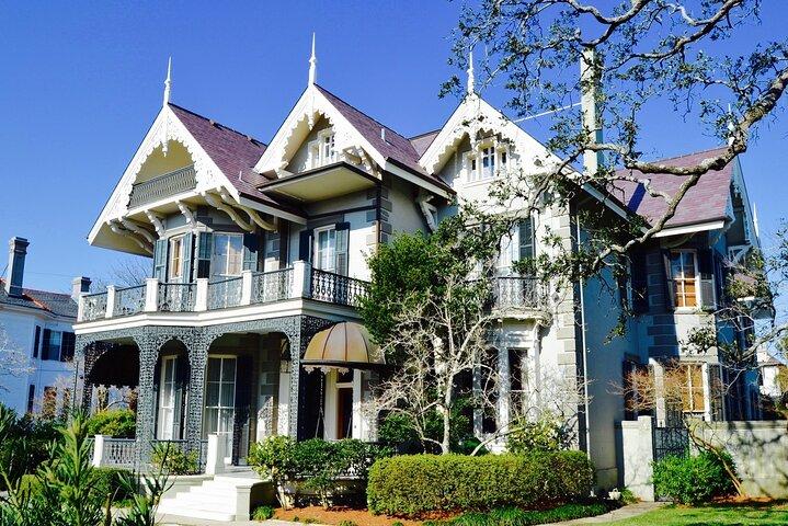 Garden District and Gates of Lafayette Cemetery Walking Tour