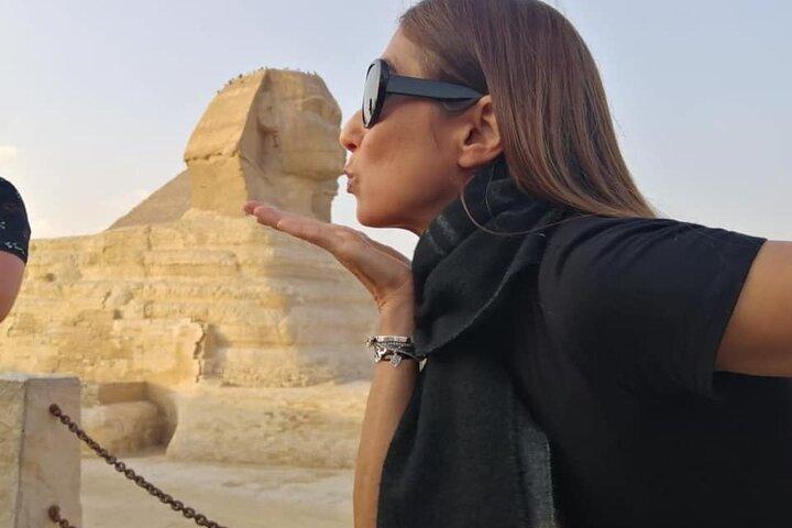 private tour in Giza pyramids & Egyptian museum with female guide