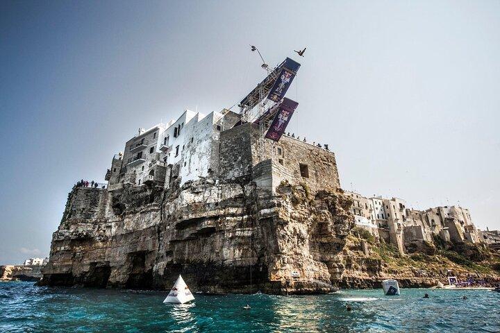 POLIGNANO BY BOAT: amazing sea caves and free drinks!
