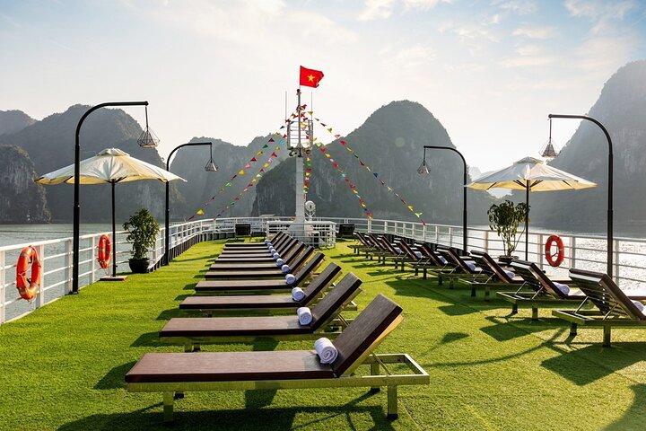 Lan Ha bay luxury cruise 2D/1N: Kayaking, Swimming & full meals, pristine bay