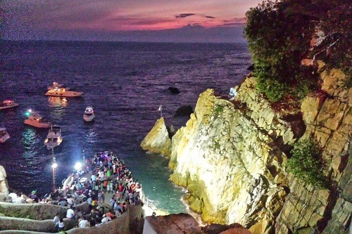 DeLuxe Cliff Divers Dinner + Sunset & City Tour