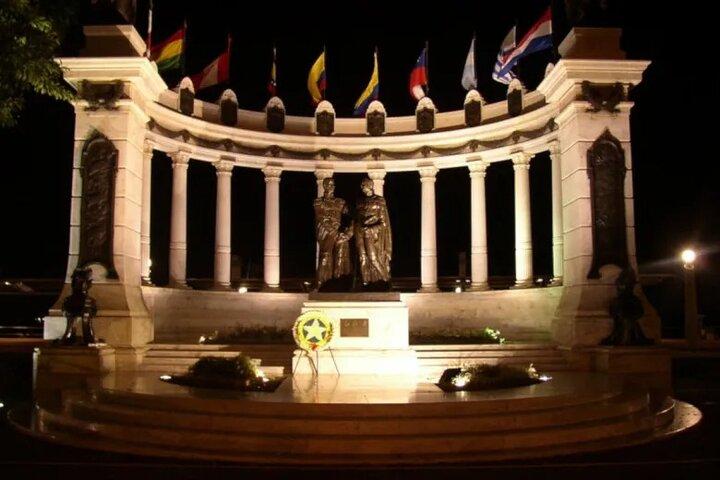 Guayaquil´s Night Tour with Drinks at FrutaBar