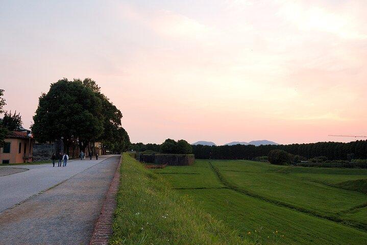 Lucca: Self-Guided Tour by Bike with MAP