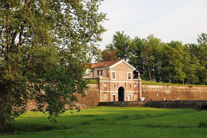 Lucca: Self-Guided Tour by Bike with MAP