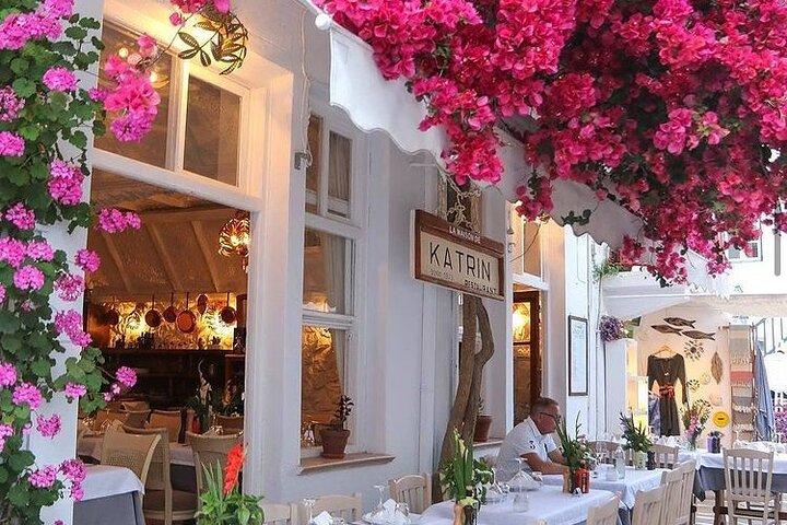 Private Walking Tour in Mykonos Town & Secluded Beach Picnic