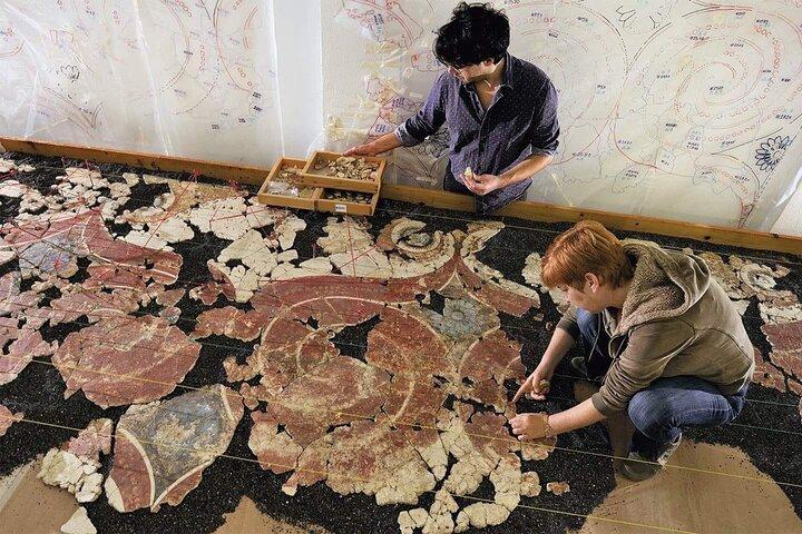 Experience Akrotiri ,with a licensed guide ,transfer included
