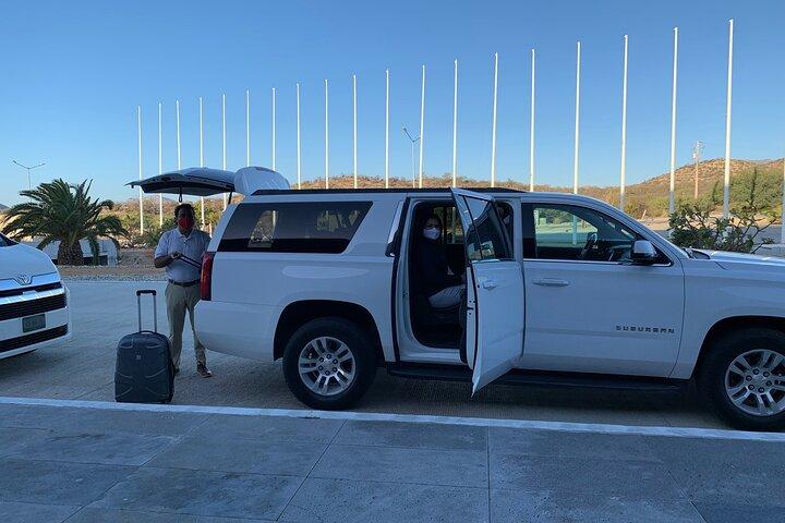 Private Roundtrip Luxury SUV Transfer: Los Cabos (SJD) Airport