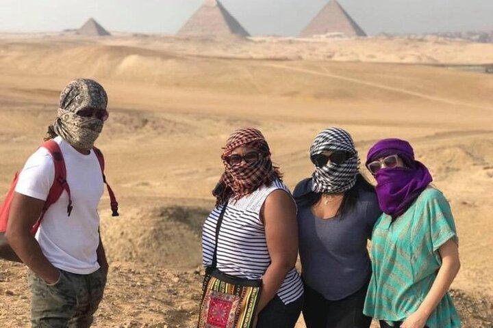 Small-Group Day Tour to Giza Pyramids, Egyptian Museum and Bazaar from Cairo