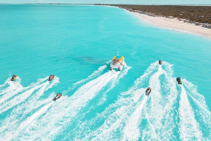 Jet Skiing around La famille ship and smaller pristine cays 2hr